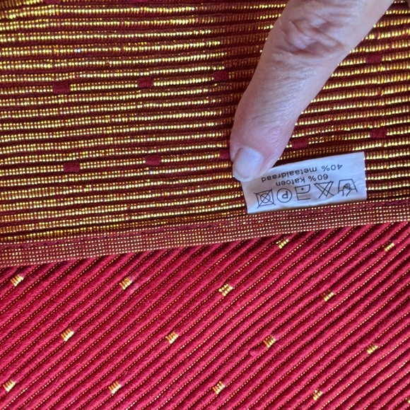 Red napkins (6), 2 Coasters, and  Red/Gold Placemats (6) - Picture 8 of 8